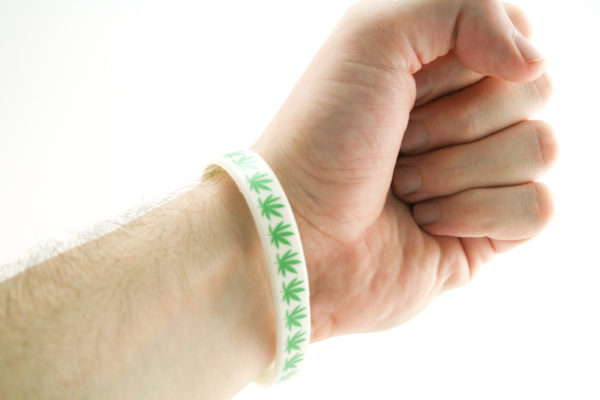 Bracelet Latex Naturel Blanc Feuilles de Marijuana Vertes